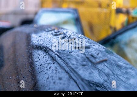 Essex, Großbritannien. Februar 2020. Essex Police, Metropolitan Police, British Transport Police und NCA führen mehrere Suchbefehle in Essex und East London durch und zielen auf organisierte Verbrecherbanden ab, die in teuren gestohlenen Fahrzeugen handeln. Mehr als 400 Beamte durchsuchten 22 verschiedene Adressen, was zu zahlreichen Festnahmen und mehr als 100.000 £Bargeld führte. Die Polizei von Essex nutzte ein gepanzertes Fahrzeug, um Zugang zu einem der Objekte zu erhalten. Credit: Ricci Fothergill/Alamy Live News Stockfoto