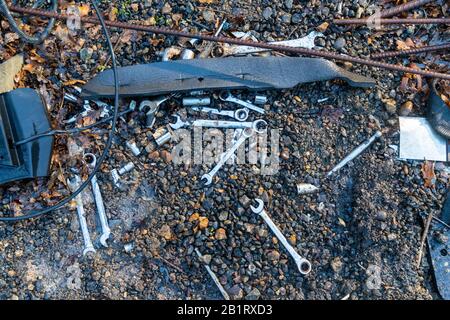 Essex, Großbritannien. Februar 2020. Essex Police, Metropolitan Police, British Transport Police und NCA führen mehrere Suchbefehle in Essex und East London durch und zielen auf organisierte Verbrecherbanden ab, die in teuren gestohlenen Fahrzeugen handeln. Mehr als 400 Beamte durchsuchten 22 verschiedene Adressen, was zu zahlreichen Festnahmen und mehr als 100.000 £Bargeld führte. Die Polizei von Essex nutzte ein gepanzertes Fahrzeug, um Zugang zu einem der Objekte zu erhalten. Credit: Ricci Fothergill/Alamy Live News Stockfoto
