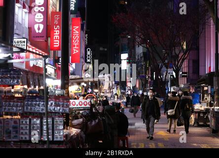 Seoul, Südkorea. Februar 2020. Die Menschen besuchen die Einkaufszentren Myeongdong in Seoul, Südkorea, 27. Februar 2020. Südkorea bestätigte am Donnerstag 505 weitere Fälle der COVID-19, wodurch die Gesamtzahl der Infektionen auf 1.766 angehoben wurde, und die Zahl der Todesopfer stieg auf 13. Credit: Wang Jingqiang/Xinhua/Alamy Live News Stockfoto