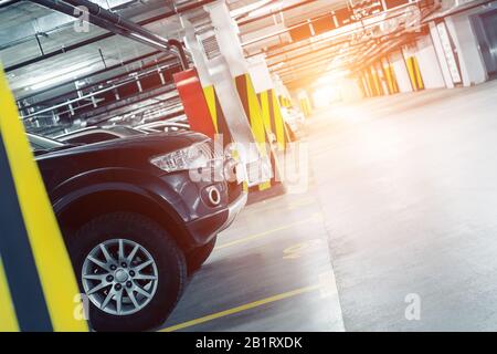 Tiefgarage im Inneren des Basemnt-Floor-Einkaufszentrums, Büro-Business-Center oder Wohn-Apartmentgebäudes. Überdachte Fahrzeugwerkstatt Stockfoto