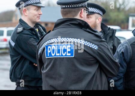 Essex, Großbritannien. Februar 2020. Essex Police, Metropolitan Police, British Transport Police und NCA führen mehrere Suchbefehle in Essex und East London durch und zielen auf organisierte Verbrecherbanden ab, die in teuren gestohlenen Fahrzeugen handeln. Mehr als 400 Beamte durchsuchten 22 verschiedene Adressen, was zu zahlreichen Festnahmen und mehr als 100.000 £Bargeld führte. Die Polizei von Essex nutzte ein gepanzertes Fahrzeug, um Zugang zu einem der Objekte zu erhalten. Credit: Ricci Fothergill/Alamy Live News Stockfoto