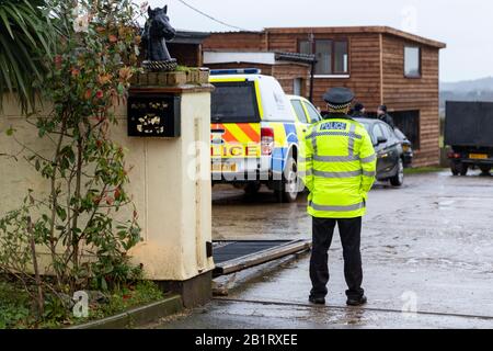 Essex, Großbritannien. Februar 2020. Essex Police, Metropolitan Police, British Transport Police und NCA führen mehrere Suchbefehle in Essex und East London durch und zielen auf organisierte Verbrecherbanden ab, die in teuren gestohlenen Fahrzeugen handeln. Mehr als 400 Beamte durchsuchten 22 verschiedene Adressen, was zu zahlreichen Festnahmen und mehr als 100.000 £Bargeld führte. Die Polizei von Essex nutzte ein gepanzertes Fahrzeug, um Zugang zu einem der Objekte zu erhalten. Credit: Ricci Fothergill/Alamy Live News Stockfoto
