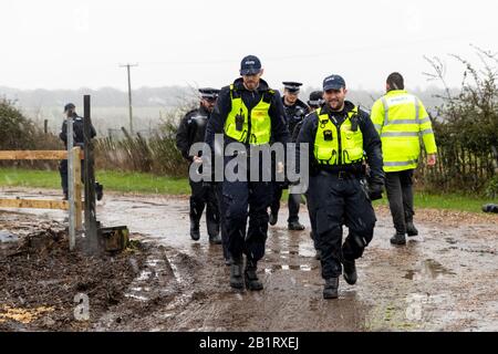 Essex, Großbritannien. Februar 2020. Essex Police, Metropolitan Police, British Transport Police und NCA führen mehrere Suchbefehle in Essex und East London durch und zielen auf organisierte Verbrecherbanden ab, die in teuren gestohlenen Fahrzeugen handeln. Mehr als 400 Beamte durchsuchten 22 verschiedene Adressen, was zu zahlreichen Festnahmen und mehr als 100.000 £Bargeld führte. Die Polizei von Essex nutzte ein gepanzertes Fahrzeug, um Zugang zu einem der Objekte zu erhalten. Credit: Ricci Fothergill/Alamy Live News Stockfoto