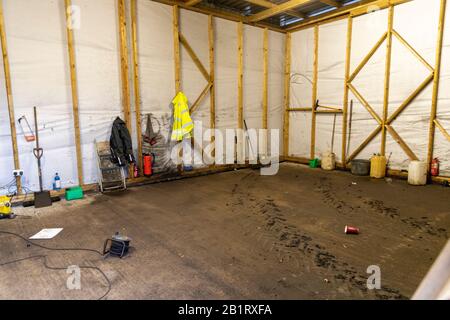 Essex, Großbritannien. Februar 2020. Essex Police, Metropolitan Police, British Transport Police und NCA führen mehrere Suchbefehle in Essex und East London durch und zielen auf organisierte Verbrecherbanden ab, die in teuren gestohlenen Fahrzeugen handeln. Mehr als 400 Beamte durchsuchten 22 verschiedene Adressen, was zu zahlreichen Festnahmen und mehr als 100.000 £Bargeld führte. Die Polizei von Essex nutzte ein gepanzertes Fahrzeug, um Zugang zu einem der Objekte zu erhalten. Credit: Ricci Fothergill/Alamy Live News Stockfoto