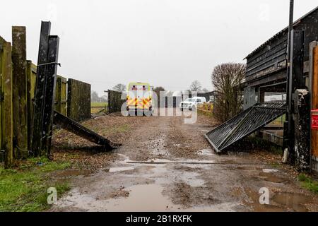 Essex, Großbritannien. Februar 2020. Essex Police, Metropolitan Police, British Transport Police und NCA führen mehrere Suchbefehle in Essex und East London durch und zielen auf organisierte Verbrecherbanden ab, die in teuren gestohlenen Fahrzeugen handeln. Mehr als 400 Beamte durchsuchten 22 verschiedene Adressen, was zu zahlreichen Festnahmen und mehr als 100.000 £Bargeld führte. Die Polizei von Essex nutzte ein gepanzertes Fahrzeug, um Zugang zu einem der Objekte zu erhalten. Credit: Ricci Fothergill/Alamy Live News Stockfoto