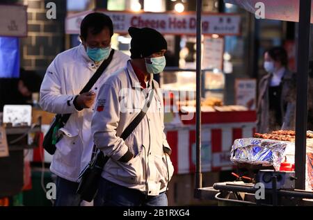 Seoul, Südkorea. Februar 2020. Touristen, die Masken tragen, besuchen die Einkaufszentren Myeongdong in Seoul, Südkorea, 27. Februar 2020. Südkorea bestätigte am Donnerstag 505 weitere Fälle der COVID-19, wodurch die Gesamtzahl der Infektionen auf 1.766 angehoben wurde, und die Zahl der Todesopfer stieg auf 13. Credit: Wang Jingqiang/Xinhua/Alamy Live News Stockfoto