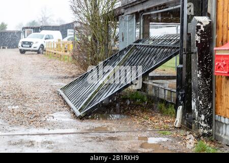 Essex, Großbritannien. Februar 2020. Essex Police, Metropolitan Police, British Transport Police und NCA führen mehrere Suchbefehle in Essex und East London durch und zielen auf organisierte Verbrecherbanden ab, die in teuren gestohlenen Fahrzeugen handeln. Mehr als 400 Beamte durchsuchten 22 verschiedene Adressen, was zu zahlreichen Festnahmen und mehr als 100.000 £Bargeld führte. Die Polizei von Essex nutzte ein gepanzertes Fahrzeug, um Zugang zu einem der Objekte zu erhalten. Credit: Ricci Fothergill/Alamy Live News Stockfoto