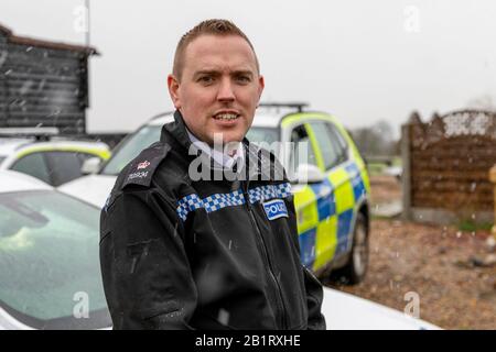 Essex, Großbritannien. Februar 2020. Essex Police, Metropolitan Police, British Transport Police und NCA führen mehrere Suchbefehle in Essex und East London durch und zielen auf organisierte Verbrecherbanden ab, die in teuren gestohlenen Fahrzeugen handeln. Mehr als 400 Beamte durchsuchten 22 verschiedene Adressen, was zu zahlreichen Festnahmen und mehr als 100.000 £Bargeld führte. Die Polizei von Essex nutzte ein gepanzertes Fahrzeug, um Zugang zu einem der Objekte zu erhalten. Credit: Ricci Fothergill/Alamy Live News Stockfoto