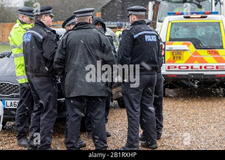 Essex, Großbritannien. Februar 2020. Essex Police, Metropolitan Police, British Transport Police und NCA führen mehrere Suchbefehle in Essex und East London durch und zielen auf organisierte Verbrecherbanden ab, die in teuren gestohlenen Fahrzeugen handeln. Mehr als 400 Beamte durchsuchten 22 verschiedene Adressen, was zu zahlreichen Festnahmen und mehr als 100.000 £Bargeld führte. Die Polizei von Essex nutzte ein gepanzertes Fahrzeug, um Zugang zu einem der Objekte zu erhalten. Credit: Ricci Fothergill/Alamy Live News Stockfoto