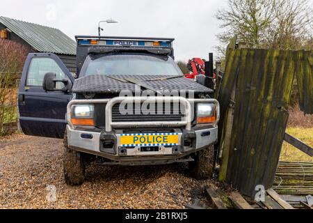 Essex, Großbritannien. Februar 2020. Essex Police, Metropolitan Police, British Transport Police und NCA führen mehrere Suchbefehle in Essex und East London durch und zielen auf organisierte Verbrecherbanden ab, die in teuren gestohlenen Fahrzeugen handeln. Mehr als 400 Beamte durchsuchten 22 verschiedene Adressen, was zu zahlreichen Festnahmen und mehr als 100.000 £Bargeld führte. Die Polizei von Essex nutzte ein gepanzertes Fahrzeug, um Zugang zu einem der Objekte zu erhalten. Credit: Ricci Fothergill/Alamy Live News Stockfoto
