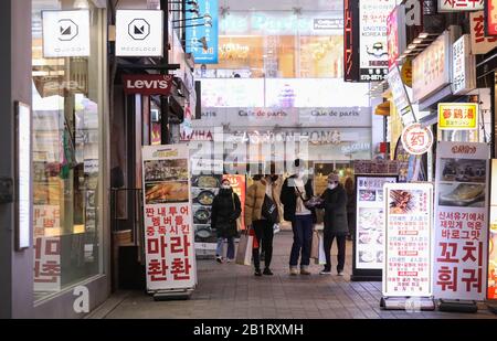 Seoul, Südkorea. Februar 2020. Die Menschen besuchen die Einkaufszentren Myeongdong in Seoul, Südkorea, 27. Februar 2020. Südkorea bestätigte am Donnerstag 505 weitere Fälle der COVID-19, wodurch die Gesamtzahl der Infektionen auf 1.766 angehoben wurde, und die Zahl der Todesopfer stieg auf 13. Credit: Wang Jingqiang/Xinhua/Alamy Live News Stockfoto