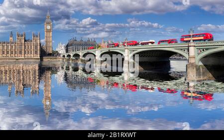 Big Ben und die Houses of Parliament mit roten Busse auf der Brücke in London, England, Großbritannien Stockfoto