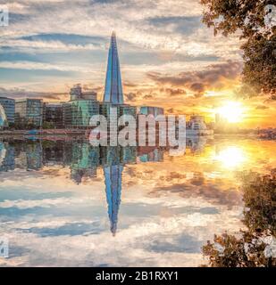 London mit Shard bei farbenfrohem Sonnenuntergang in England, Großbritannien Stockfoto