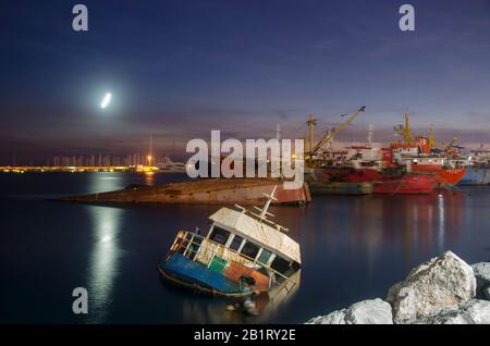 Versunkenes Schiff im Meer Stockfoto