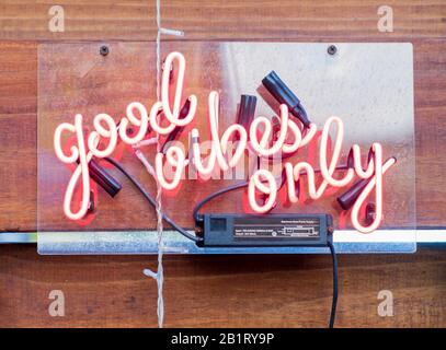 "Good Vibes Only Neon"-Zeichen. Stockfoto