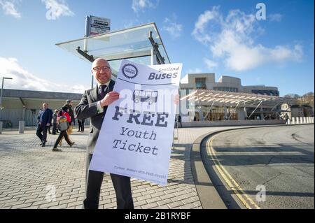 Edinburgh, Großbritannien. Februar 2020. Abgebildet: Patrick Harvie MSP - Co-Leader der Scottish Green Party. Vor der Budgetdebatte am heutigen Nachmittag werden die schottischen Grünen-Parlamentarischen Co-Leaders Alison Johnstone MSP und Patrick Harvie MSP zusammen mit der grünen MSP-Gruppe außerhalb des schottischen Parlaments eine Fotocall inszenieren, um ihre kostenlose Busfahrt für den Gewinn unter 19 Jahren zu feiern. Die schottischen Grünen kündigten gestern an, dass ein Abkommen über freie Busreisen, mehr Geld für Räte, zusätzliche Mittel für die Sicherheit der Gemeinde und ein zusätzliches Paket von 45 Millionen £zur Bekämpfung der Treibstoffarmut und der c Stockfoto