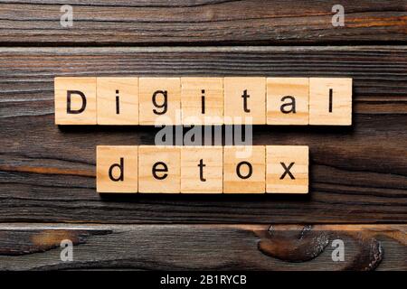 Digital Detox Wort auf Holz Block geschrieben. Digital Detox text auf Tisch, Konzept. Stockfoto