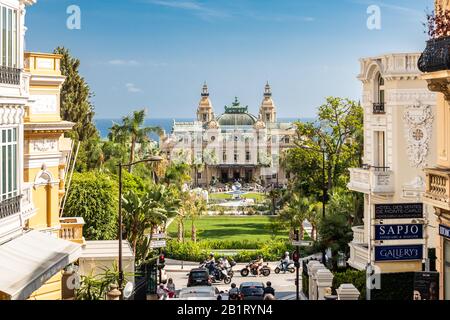 Monaco, Monte-Carlo, 02. Oktober 2019: Der Hauptblick auf das mit grünen Bäumen umgebene Casino des Fürstentums, die aktualisierte Fassade, durch die Gießerei Stockfoto