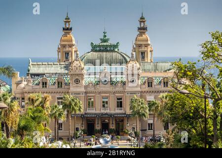 Monaco, Monte-Carlo, 02. Oktober 2019: Der Hauptblick auf das mit grünen Bäumen umgebene Casino des Fürstentums, die aktualisierte Fassade, durch die Gießerei Stockfoto