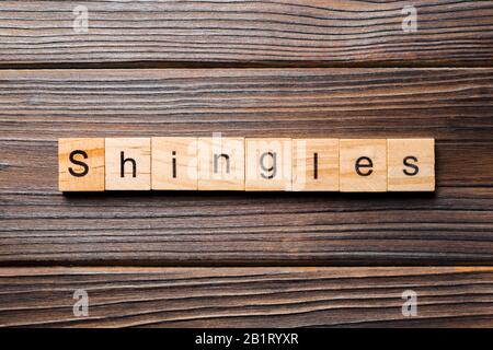 Schindeln Wort auf Holz Block geschrieben. Schindeln text auf Holz- Tabelle für Ihr Design, Konzept. Stockfoto