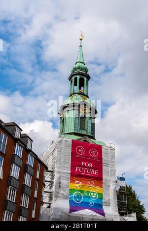 Hamburg, 4. August 2019: Dreifaltigkeitskirche in St. Georg mit schwuler Regenbogenfahne im Turm Stockfoto
