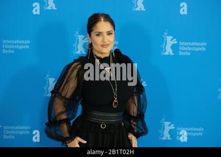 Berlin, Deutschland. Februar 2020. Salma Hayek auf dem roten Teppich vor der Vorführung von "Die Straßen sind nicht belegt" beim 70. Internationalen Filmfestival in Berlin am 26. Februar 2020. (Foto von Beata Siewicz/Pacific Press/Sipa USA) Credit: SIPA USA/Alamy Live News Stockfoto