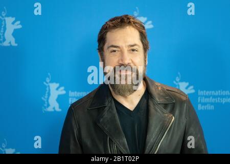 Berlin, Deutschland. Februar 2020. Javier Bardem auf dem roten Teppich, bevor er am 26. Februar 2020 bei den 70. Internationalen Berliner Filmfestivals in Berlin "Die Straßen sind nicht belegt" vorstellte. (Foto von Beata Siewicz/Pacific Press/Sipa USA) Credit: SIPA USA/Alamy Live News Stockfoto