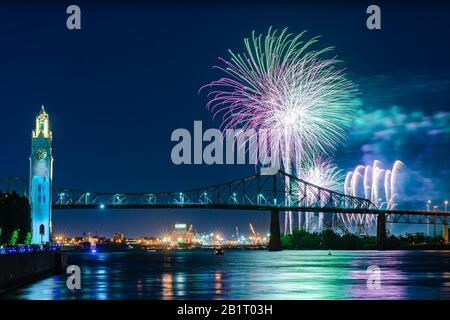 Stadtfeuerwerk gegen blauen Himmel über einer Brücke Stockfoto