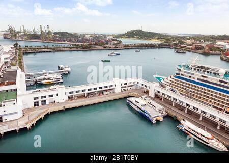 Blick auf das Singapore Cruise Center und den Sentosa Boardwalk mit dem Festland von Singapur und der Insel Sentosa, Singapur, Asien Stockfoto