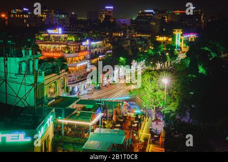 Hanoi/VIETNAM - 16. JULI: Dong Kinh Nghia Thuc Square Night View Street im zentralen Geschäftsviertel Community im Stadtzentrum große Bäume und Seen, Stockfoto