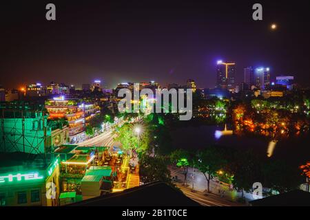 Hanoi/VIETNAM - 16. JULI: Dong Kinh Nghia Thuc Square Night View Street im zentralen Geschäftsviertel Community im Stadtzentrum große Bäume und Seen, Stockfoto