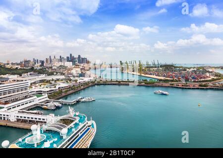 Blick auf das Singapore Cruise Center und den Sentosa Boardwalk mit dem Festland von Singapur und der Insel Sentosa, Singapur, Asien Stockfoto