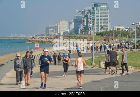 Strandpromenade, Spazergänger, Jogger, Tel Aviv, Israel Stockfoto