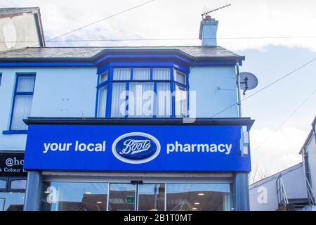 februar 2020 Shop-Beschilderung außerhalb des örtlichen Boots Chemist's Shop in Ballyholme Bangor County Down Stockfoto