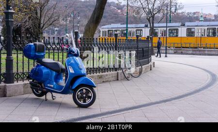 Budapest, Ungarn 03 16 2019: Alter blauer Vespa-Roller auf einer Straße in Budapest geparkt. Stockfoto