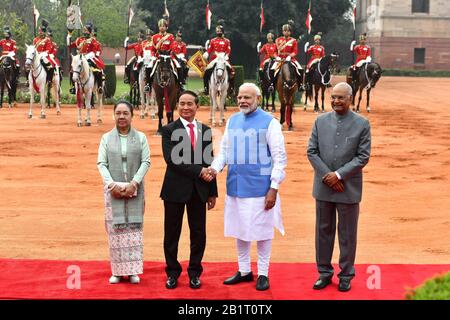 Neu-Delhi, Indien. Februar 2020. Der indische Präsident Ram Nath Kovind und Premierminister Narendra Modi, der Präsident von Myanmar U Win Myint und First Lady Cho Cho (von R bis L) posieren für ein Foto während eines feierlichen Empfangs im indischen Präsidentenpalast in Neu-Delhi, Indien, 27. Februar 2020. Kredit: Partha Sarkar/Xinhua/Alamy Live News Stockfoto