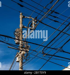 Elektroindustrie. Typische Versorgungs- und Übertragungsleitungen und Oberleitungen in Japan Stockfoto