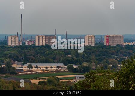 Moers, Nordrhein-Westfalen, Deutschland - 3. August 2018: Blick über das Ruhrgebiet von der Halde Rheinpreussen nach Süden in Richtung Duisburg-Rheinhausen Stockfoto