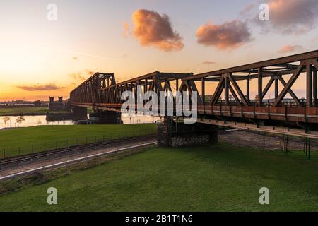 Duisburg, Nordrhein-Westfalen, Deutschland - 09. November 2019: Blick vom Rheinpark auf die Eisenbahnbrücke in Hochfeld mit dem alten Brückturm Stockfoto