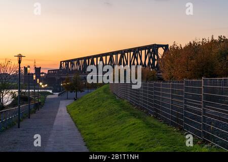 Duisburg, Nordrhein-Westfalen, Deutschland - 09. November 2019: Blick vom Rheinpark auf die Eisenbahnbrücke in Hochfeld mit dem alten Brückturm Stockfoto