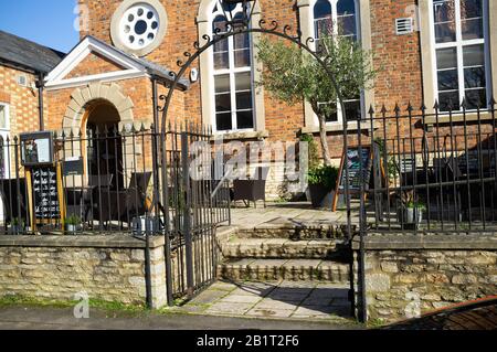 Ein thailändisches Restaurant in einem umgebauten, unter Denkmalschutz stehenden Kirchengebäude, Chapel St, Bicester. An einem sonnigen Nachmittag, im späten Winter, gedreht. Keine Leute. Stockfoto