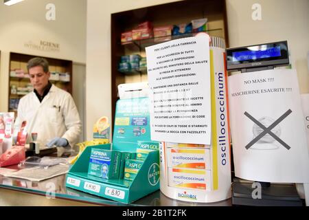 Mailand, Italien. Februar 2020. Mailand, CORONAVIRUS in der Lombardei. Masken laufen aus Credit: Independent Photo Agency/Alamy Live News Stockfoto