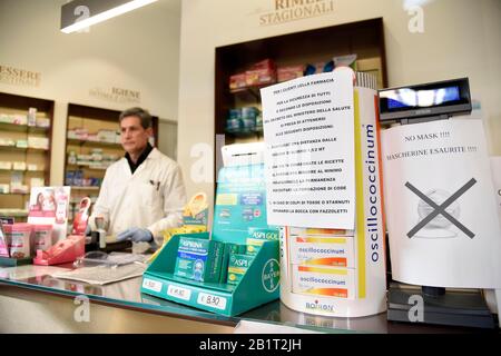 Mailand, Italien. Februar 2020. Mailand, CORONAVIRUS in der Lombardei. Masken laufen aus Credit: Independent Photo Agency/Alamy Live News Stockfoto