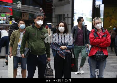 Hongkong, China. Februar 2020. Menschen zeigten, dass sie Masken trugen, um sich vor dem Coronavirus (Covid-19) in Hongkong zu schützen. Das Virus wird vermutlich auf einem lebenden Tiermarkt in Wuhan, China, gestartet. Gutschrift: David McIntyre/ZUMA Wire/Alamy Live News Stockfoto