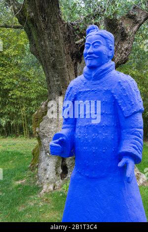 Blaue Plastikstatue, die einen chinesischen Terrakotta-Soldaten darstellt, Millenium Olivbaum dahinter, Bacalhoa Winery, Azeitao, Setubal-Halbinsel, Küste von Lissabon Stockfoto