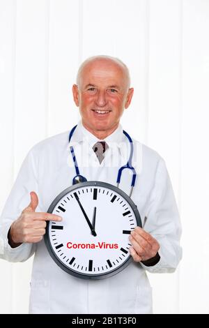 Ein Arzt haelt eine Stunde. Auf dem Ziffernblatt ist es 5 Minuten vor 12, Coronavirus, MR: Ja Stockfoto