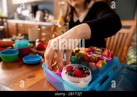 Berlin, Deutschland. Februar 2020. Nicole Zahran, Erzieherin, bereitet Bento-Boxen für ihre Kinder auf die Schule vor. Credit: Fabian Sommer / dpa / Alamy Live News Stockfoto