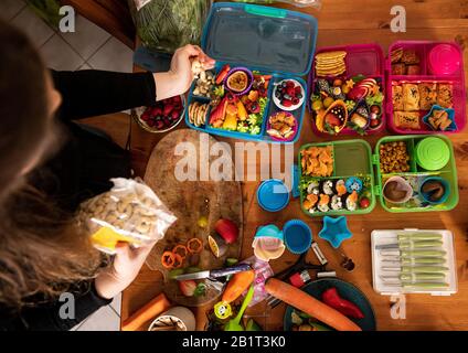 Berlin, Deutschland. Februar 2020. Nicole Zahran, Erzieherin, bereitet Bento-Boxen für ihre Kinder auf die Schule vor. Credit: Fabian Sommer / dpa / Alamy Live News Stockfoto