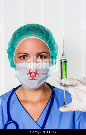 Eine Krankenschwanne oder Aerztin im OP-Betrieb. Symbolfoto für Arbeit im Krankenhaus. Stockfoto