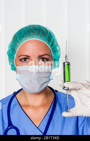 Eine Krankenschwanne oder Aerztin im OP-Betrieb. Symbolfoto für Arbeit im Krankenhaus. Stockfoto